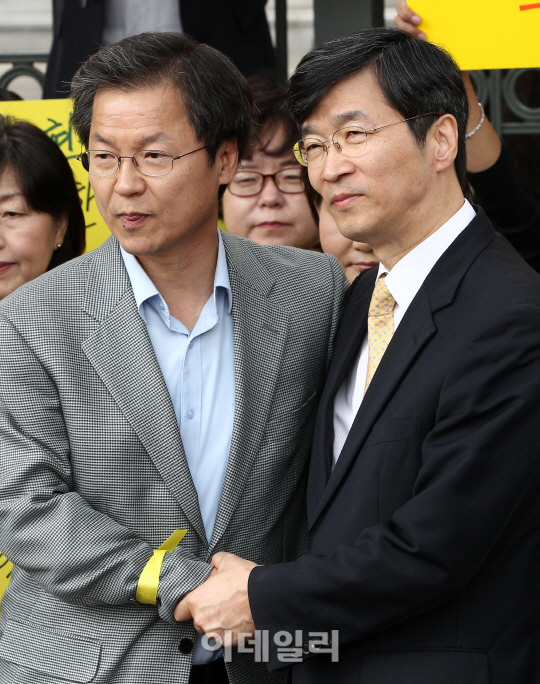 [포토]40년 지기 친구 손 잡은 천정배와 곽노현