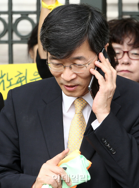 [포토]전화 받는 곽노현 전 교육감