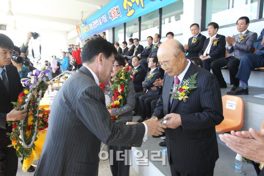 최위승 무학그룹 명예회장, 고성군민상 수상