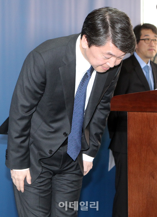 [포토]인사하는 안철수 후보