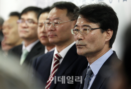 [포토]안 후보 정책 발표 경청하는 장하성-전성인