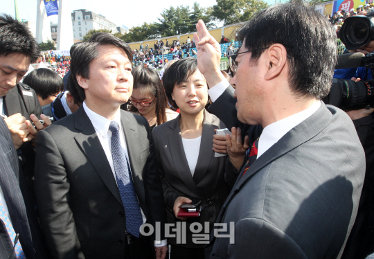 [포토]꾸지람 듣는 안철수 후보