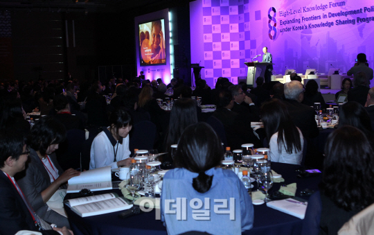 [포토]기조연설하는 김용 새계은행 총재