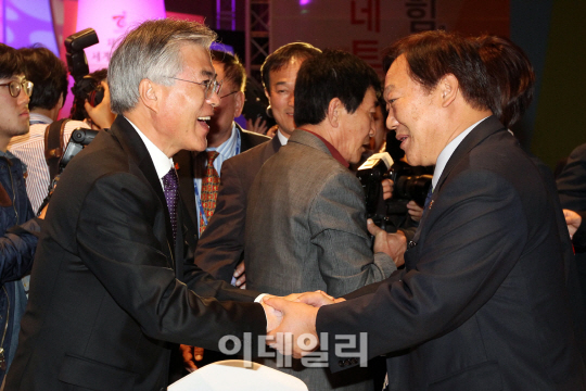 [포토]인사 나누는 문재인 후보