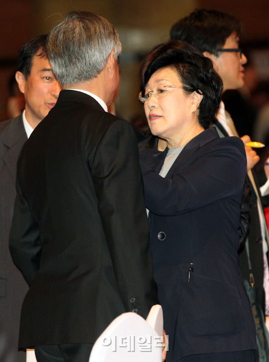 [포토]옷매무새 고쳐주는 한명숙 전 총리