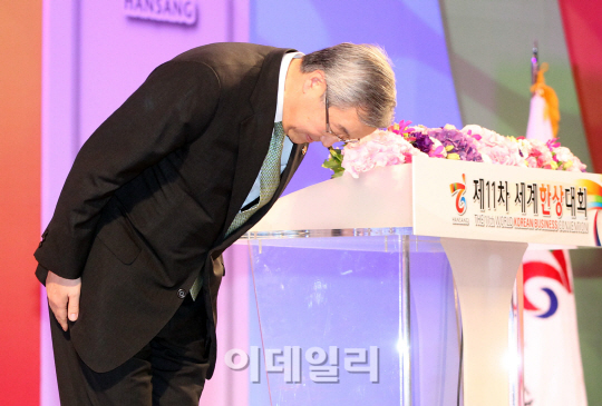 [포토]인사하는 김성환 외교통상부 장관