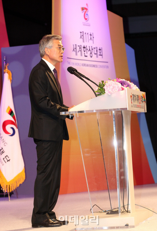[포토]인사말하는 문재인 후보