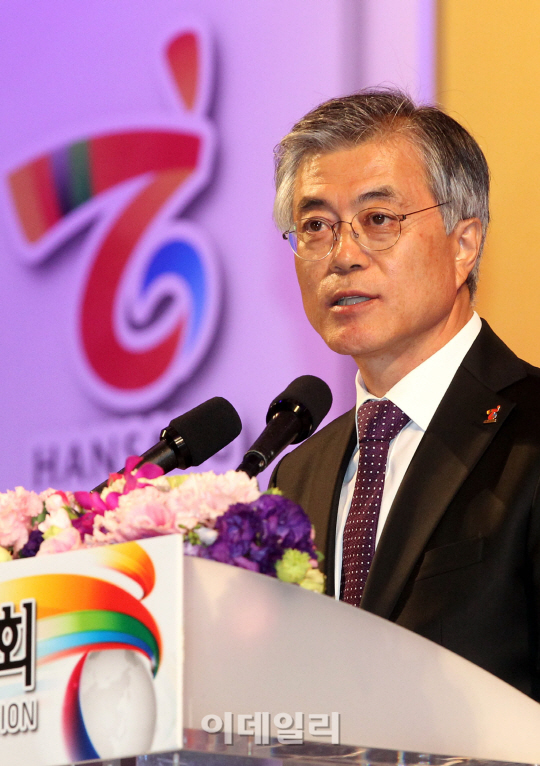 [포토]인사말하는 문재인 후보