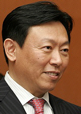 롯데·신세계, 닮은꼴 다른행보