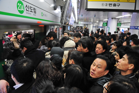 서울지하철은 지옥철..'삶거나 얼리거나'