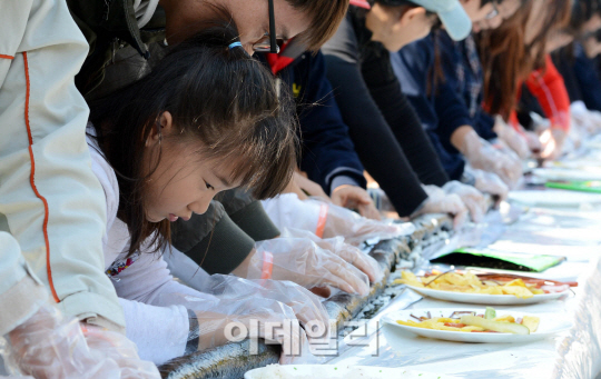 [포토]고사리 손으로 만드는 36.5m 대형 김밥