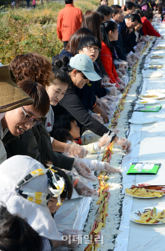 [포토]대형김밥 들어보이는 아동권리 축제 참가자들