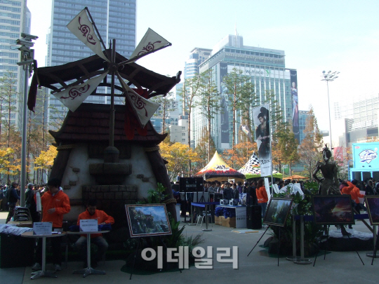 [포토][지스타 2012]엠게임, 게임속 건물 '풍운객잔' 그대로 재현