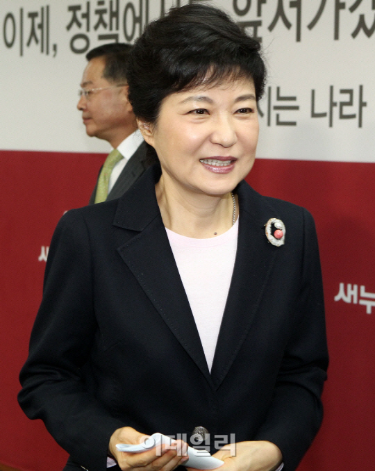 박근혜, 가계부채 공약발표..선대위 회의 주재