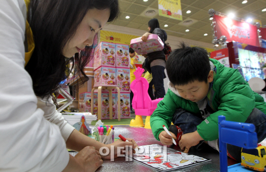 [포토]`빨간 공룡 그려요`