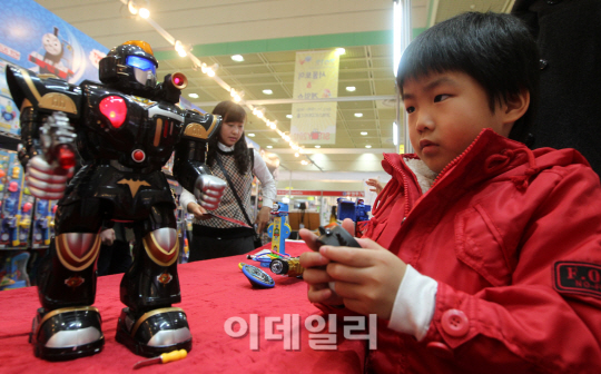 [포토]로봇 조종하는 진지한 눈빛