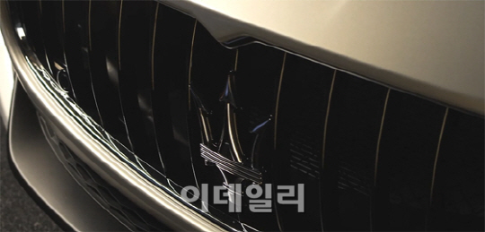 `뉴 콰트로포르테` 마세라티 고유의 그릴 디자인                                                                                                                                                     