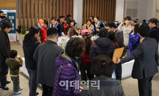 [포토]현금없이 집사는 '도농역 센트레빌' 견본주택 성황