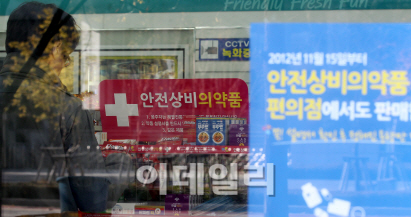 [르포] 편의점 의약품 허용..주말 현장 "가격이 문제"