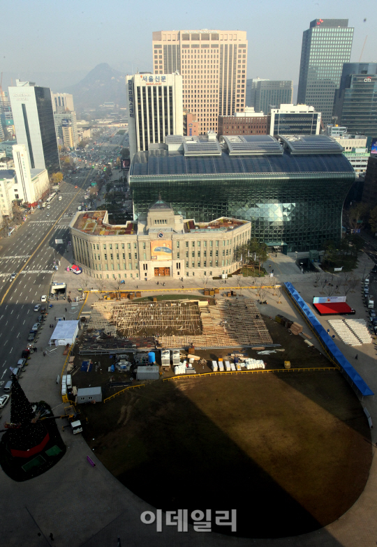 [포토]스케이트장 공사가 한창인 서울광장