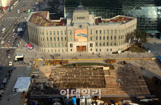 [포토]스케이트장 공사가 한창인 서울광장