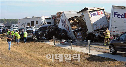 美 텍사스주, 140중 연쇄추돌 사고