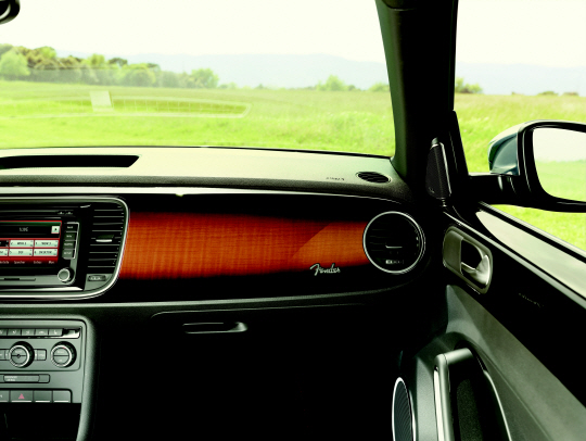  `2013 비틀 펜더 에디션` 대시보드에 기타가?                                                                                                                                                       