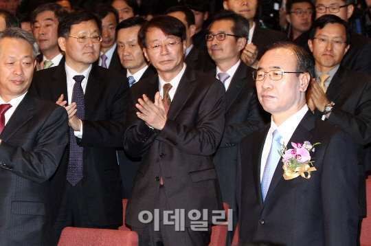 [포토]퇴임식 갖는 한상대 총장과 바라보는 최재경 중수부장