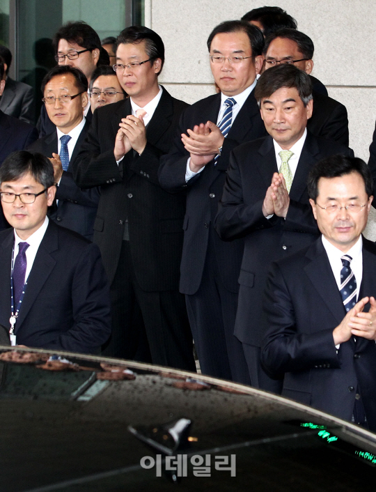 [포토]한 총장 떠나보내는 최재경 중수부장