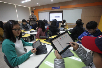"삼성 스마트PC 통해 학교 수업합니다"