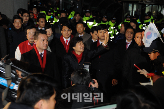 [포토]당사로 들어가는 박근혜 대통령 당선자