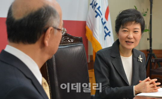 [포토]박근혜 대통령 당선인, 벳쇼 코로 주한일본대사접견