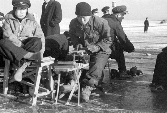 얼어붙은 한강 위 달리려면 `날` 좀 세워야..                                                                                                                                                        