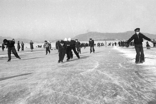 1956년 겨울, 스케이트장으로 변신한 한강                                                                                                                                                           