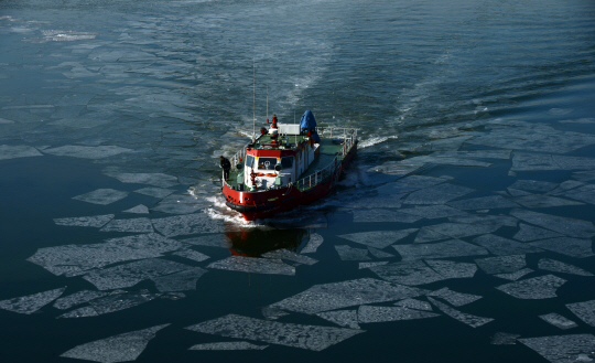  한강 첫 결빙, 쇄빙작업                                                                                                                                                                           