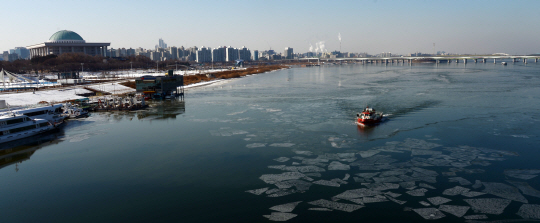  크리스마스 이브 한파에 한강 첫 결빙                                                                                                                                                              