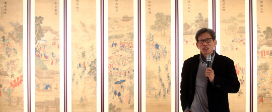  전시회 설명하는 유홍준 교수                                                                                                                                                                      