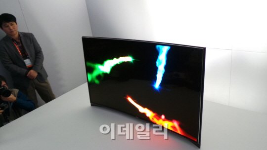  삼성, 휘어진 OLED TV 깜짝 공개