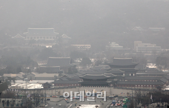 [포토]안개로 뒤덮인 경복궁