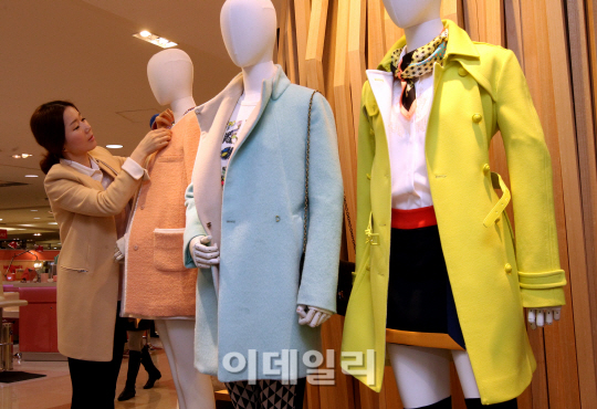 [포토]'봄 옷 갈아 입는 마네킹'