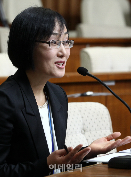 답변하는 김혜영 증인                                                                                                                                                                              