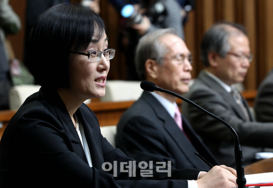 답변하는 김혜영 증인                                                                                                                                                                              