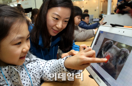 "2~3년후엔 책없이 학교다녀도 되지요"