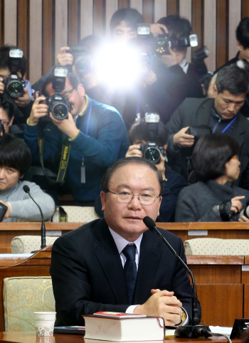 "친일재산 걱정하는 사람 어떻게.." 與 '이동흡 반대론' 확산                                                                                                                           