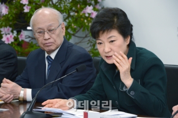 朴당선인 "노인 빈곤층 OECD 최고 수준..기초연금 꼭 실행"                                                                                                                                       