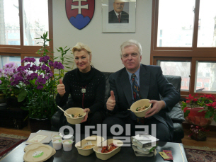 주한 외국 대사들 "비빕밥 최고예요"