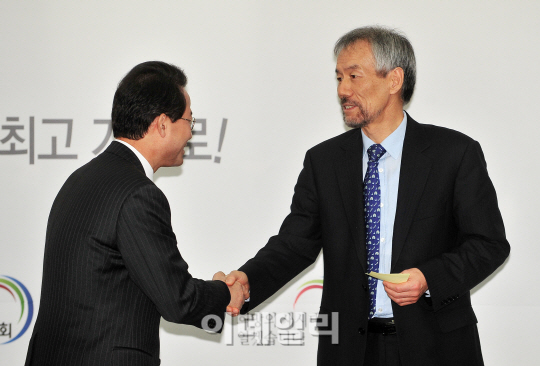 [포토]악수하는 유민봉-류성걸
