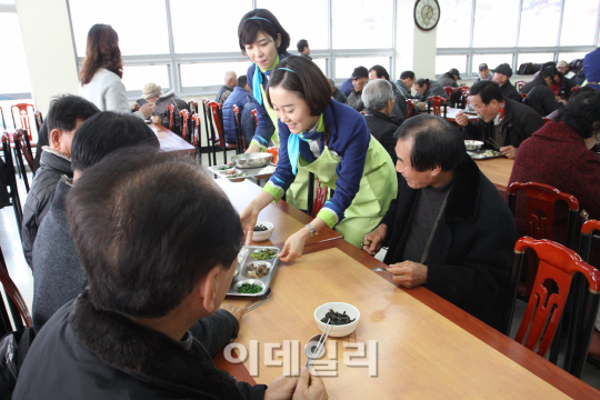 에어부산, 설 맞아 어르신에게 떡국 대접