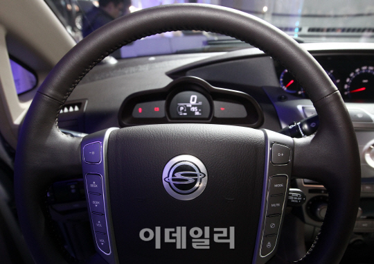 코란도 투리스모 '세련된 스티어링휠'                                                                                                                                                     