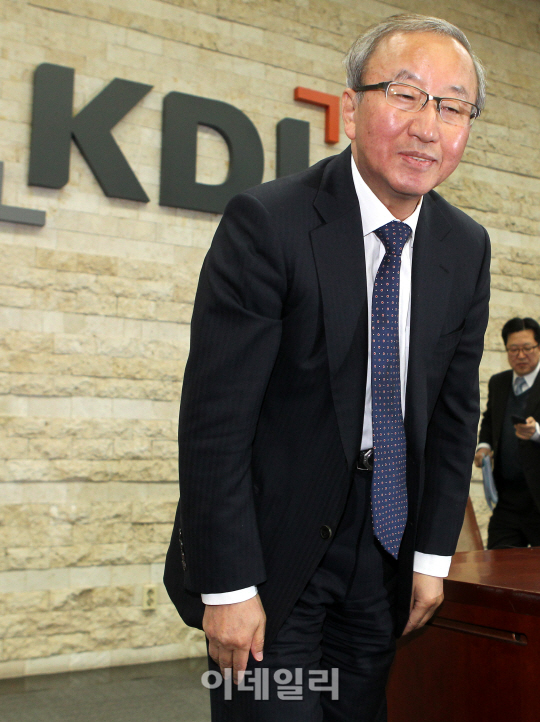 인사하는 현오석 경제부총리 내정자                                                                                                                                                                 